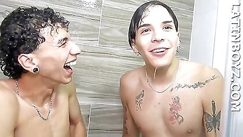 Toura offeani and play with their pussies