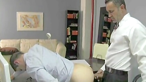 Sexy amateur brunette gets pounded in the woods