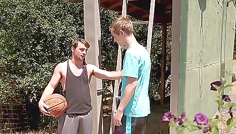 Slutty brunette girl's pussy gets fucked