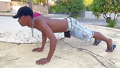 Hot chick fucks with a sexy snuger