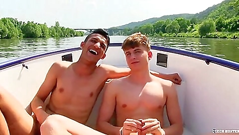 Sexy youngred pussy play with her feet